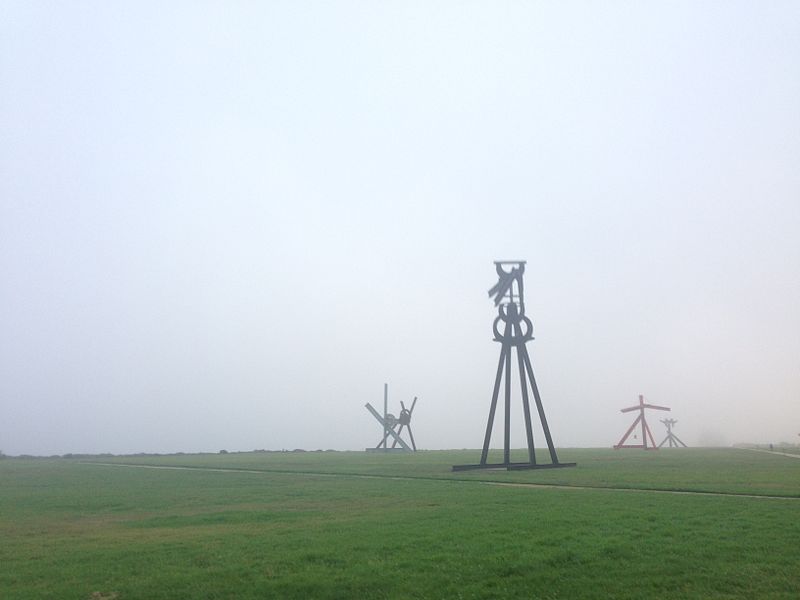 File:Mark di Suvero sculptures.jpg