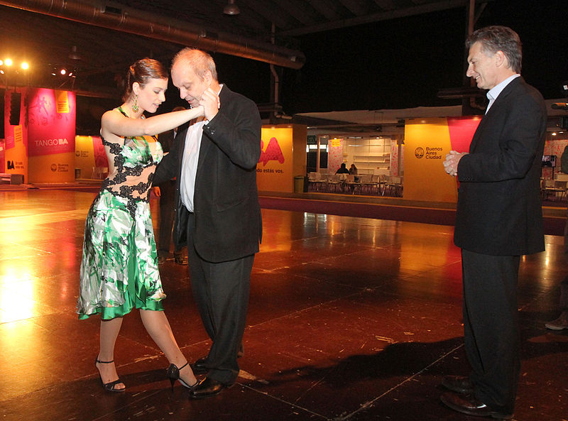 File:Mauricio Macri bailó con ex ganadoras del Mundial de Tango de Buenos Aires (7839684572).jpg