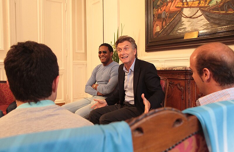 File:Mauricio Macri recibió al atleta cubano Javier Sotomayor (8208468043).jpg