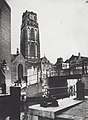 Mensen nabij de Krattenbrug over de Delftsevaart met erachter de Sint-Laurenskerk 1931.jpg