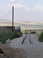 מסילה משוקמת על רקע עמק חרוד באתר מחצבות חפציבה המשוקמות