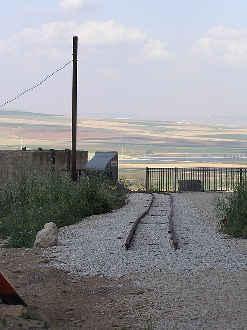 מסילה משוקמת על רקע עמק חרוד באתר