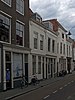 Huis met geverfde rechte gevel