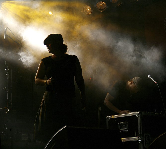 File:Mieze Medusa and Tenderboy Donauinselfest2008 a.jpg