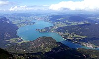 Jezero Mondsee z vrcholu Schafberg
