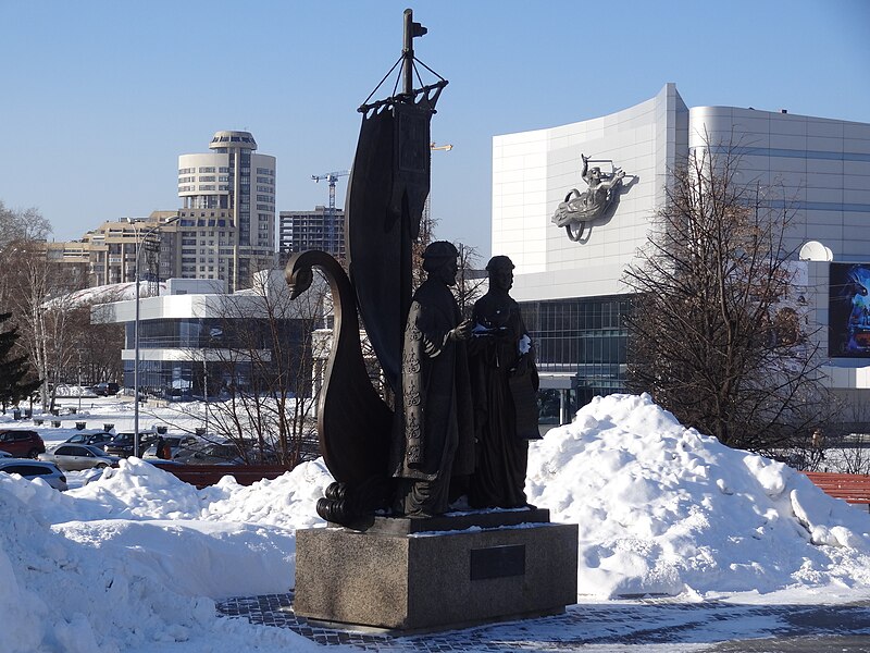 File:Monument to Peter and Fevronia, Yekaterinburg (1).jpg