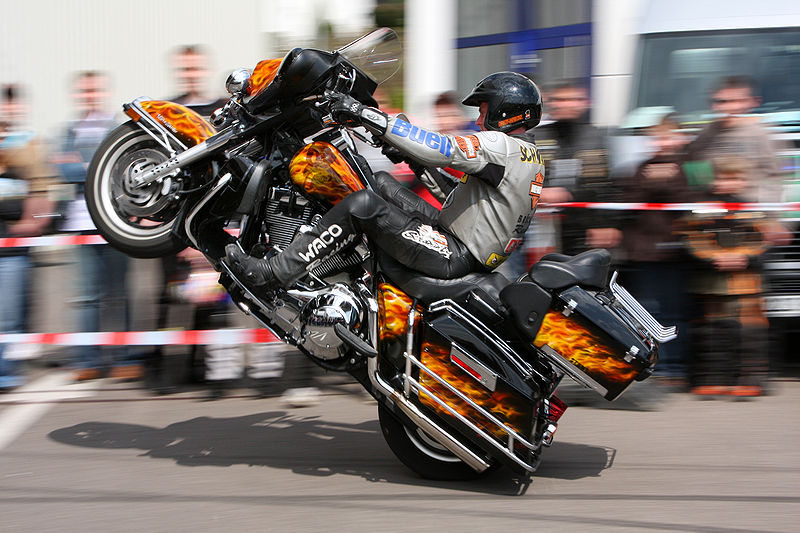 File:Motorcycle stunt Schwarz 2 amk.jpg
