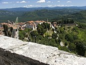 Kilátás a városközpontból a Podgrađéra