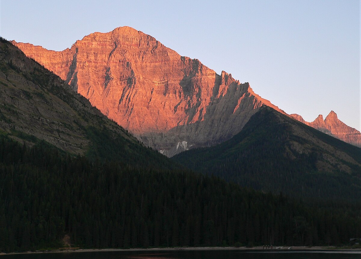 North aspect at sunset， from Waterton Lake