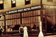 Mundings Tin Shop and Sheet Metal Works occupied the building before becoming Tony Packo's Cafe. Image dates to 1913 Mundings Tin Shop and Sheet Metal Works - DPLA - b038678bdd45a94f1a659d572d6b49fb.jpg