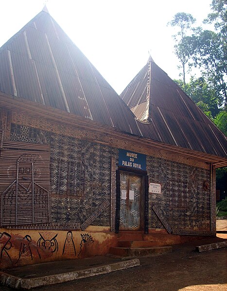 File:Musée - Chefferie Bafoussam.jpg