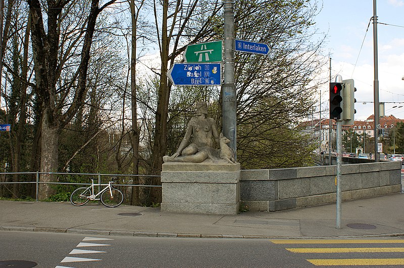 File:Muschelkalk-Skulptur Weibliche Figur mit Reh (Paul Kunz 1936) 05.jpg