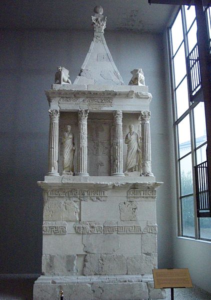 File:Museo Archeologico Sarsinate Monumento funebre 3.jpg