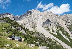 De Hintere Platteinspitze vanuit het zuiden, op de voorgrond de Muttekopfhütte