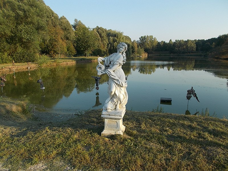 File:Nő szobor, Szállásréti-tó, 2018 Dombóvár.jpg