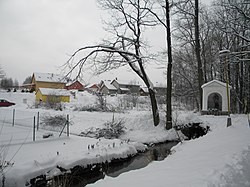 Mostek s kapličkou a sochou svatého Jana Nepomuckého