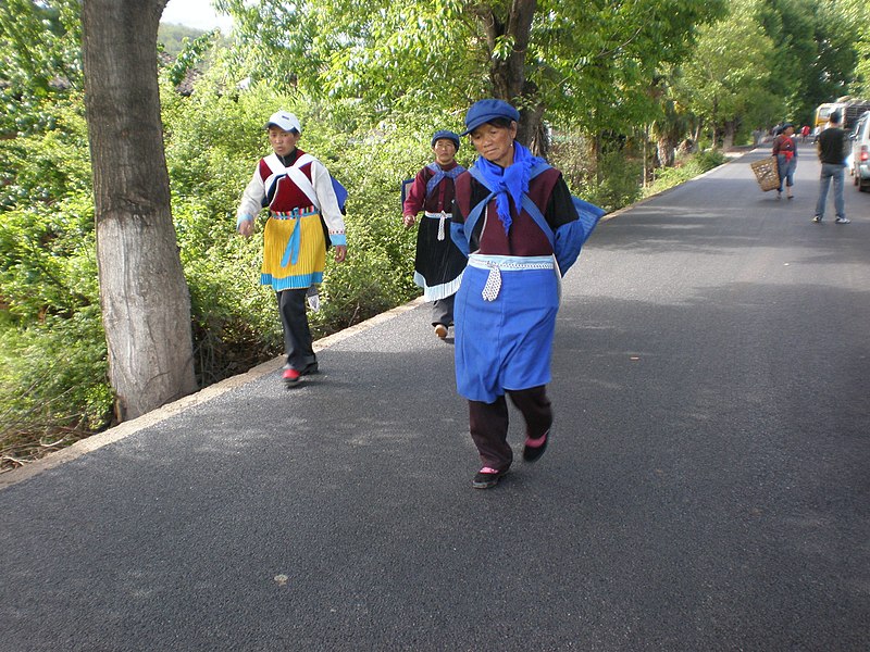 File:Naxi women on Yunnan road.JPG