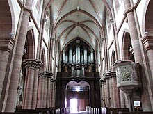 Intérieur de l'église abbatiale: vue de la nef vers la tribune d'orgue