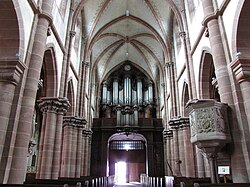 Nef vers l'orgue avec chaire baroque