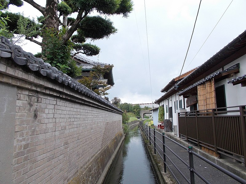 File:Okamori Aqueduct upstream and elevated Kyushu Expressway.jpg