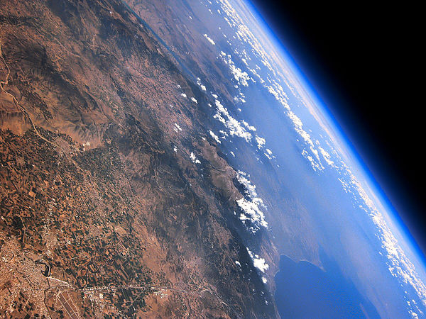 Satelliidifoto kõrguvast Olümpose mäemassiivist (2002), all vasakus nurgas Kreeka suuruselt viies linn Lárisa, alt paremast nurgast ei aimdu suuruselt teine linn Thessaloníki