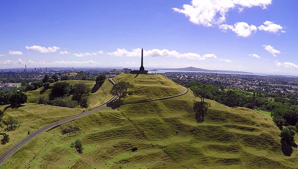 Maungakiekie / One Tree Hill was a major settlement and terraced pā site, important to the Waiohua union of Tāmaki Māori in the 17th and 18th centurie