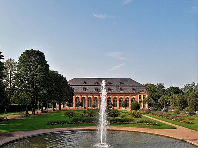 Orangerie-Schlosschen und Garten Darmstadt.jpg