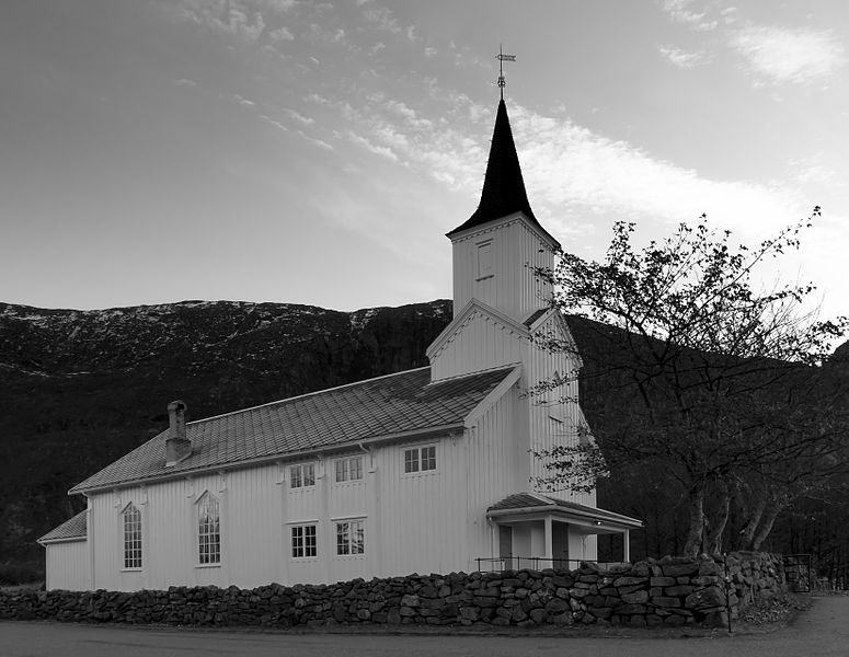 File:Otrøy kirke.jpg