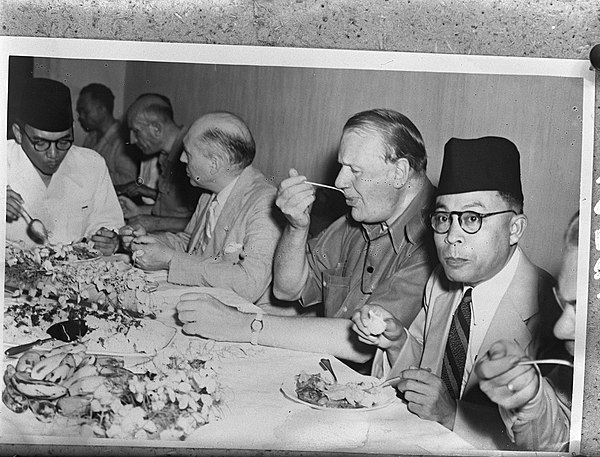 Linggadjati participants: Sukarno, Wim Schermerhorn, Lord Killearn, and Mohammad Hatta at the meal