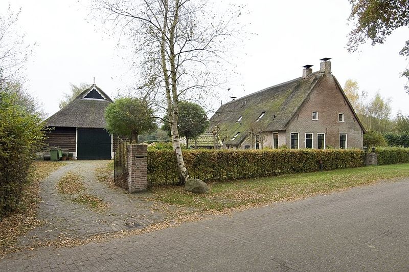 File:Overzicht van de boerderij met bakhuisje en schuur gezien vanaf de openbare weg - Leggeloo - 20412161 - RCE.jpg