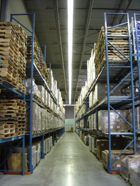 File:Pallet racks.jpg