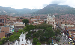 Panorama over centrum af Bello.png