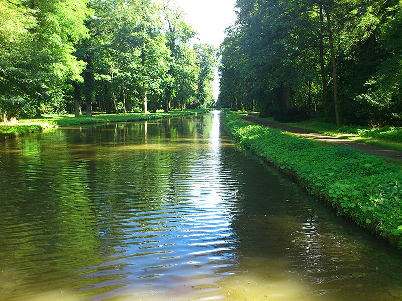 File:Park Schönbusch Kanal.JPG