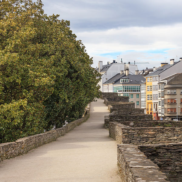 File:Paseo sobre a muralla de Lugo. Galicia (Spain).jpg