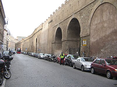 Le côté sud du Passetto vu du Borgo S. Angelo.