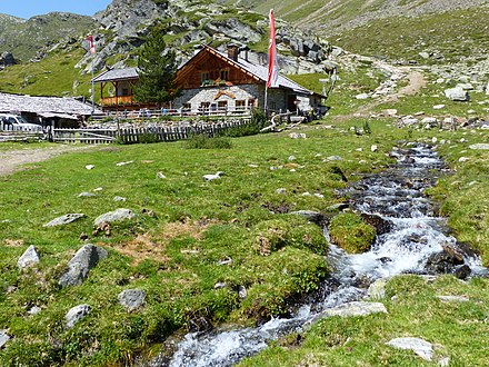 Penauderalm im Penaudtal mit Gebirgsbach