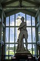 Pohled na sochu komodora Perryho z návštěvnického centra