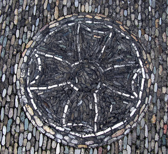 File:Pflastermosaik am Pfarrhaus der Christusgemeinde in der Maienstraße 2 in Freiburg-Wiehre.jpg