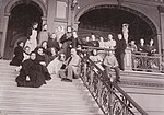 Thumbnail for File:Photograph of Thorsten Waenerberg with his students of Finnish Art Society at Ateneum steps.jpg