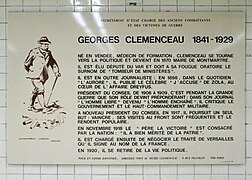 Plaque sur Georges Clemenceau dans un couloir de la station.
