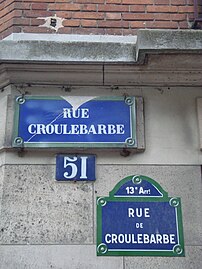 Les plaques de la voirie parisienne, en haut la plus ancienne, en bas la plus récente, montrant les appellations différentes[1].