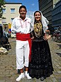 Ruben Pardodos Santos als Bauer und Vanessa Pardo dos Santos als Braut in typischen Trachten aus Portugal