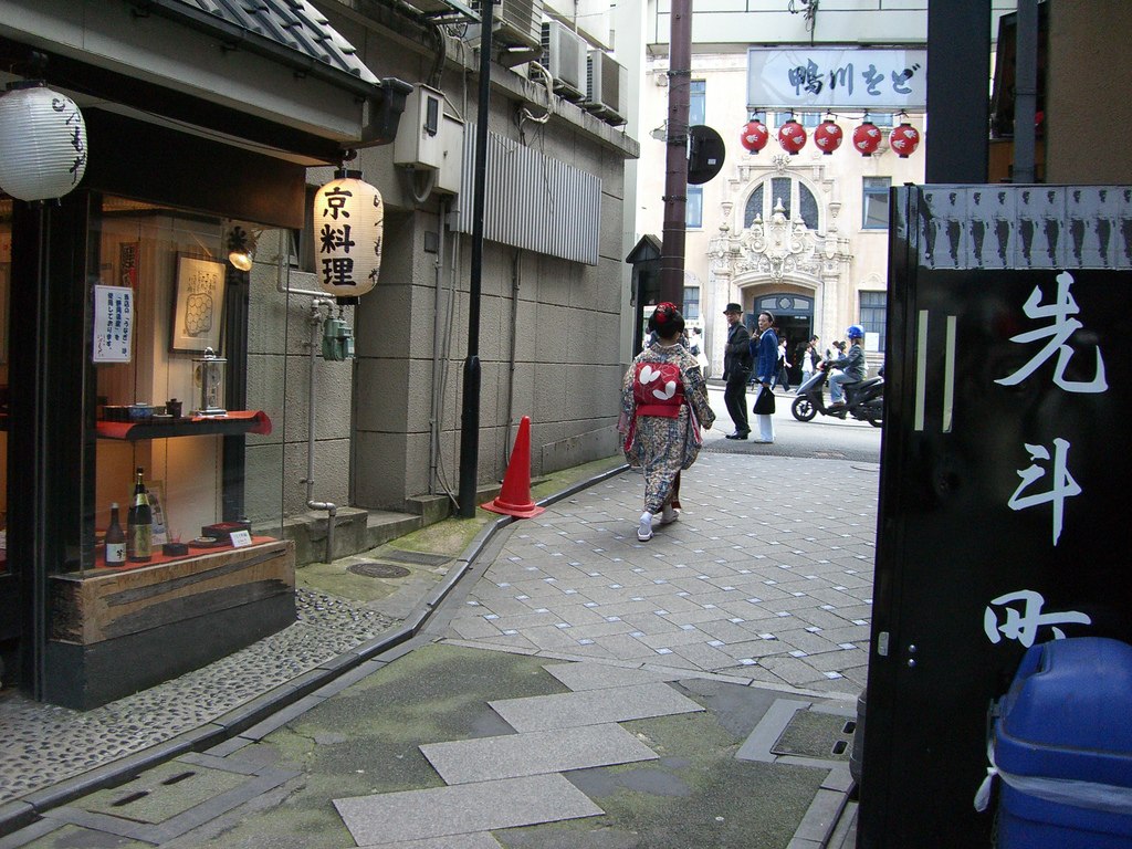 Pontochou with maiko walking away