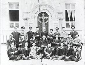 صورة تجمع مدرسين وخريجي مدرسة أرثوذكسية يونانية، طرابزون 1902.