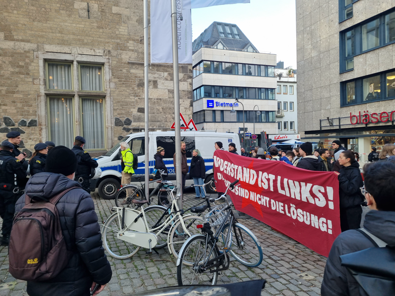 File:Protest gegen das neue Grundsatzprogramm der CDU und für das Asylrecht am Gürzenich in Köln am 2024-03-01 04.png