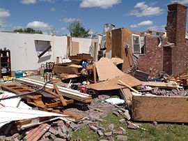 Quapaw, Oklahoma 27 Nisan 2014 tornado damage.jpg