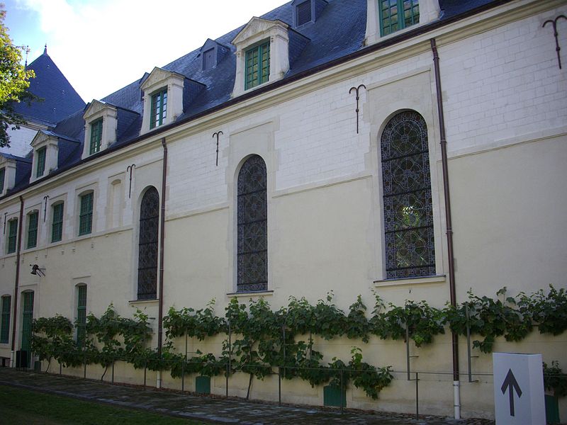 File:Reims - ancien collège des Jésuites, cour (17).jpg