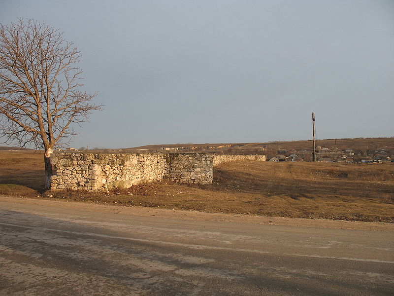 File:Remains of the governor Palace.jpg