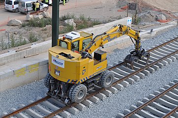 Español: Retroexcavadora bivial en la construcción de la LAV mixta Barcelona-Figueres en Mollet del Vallès.