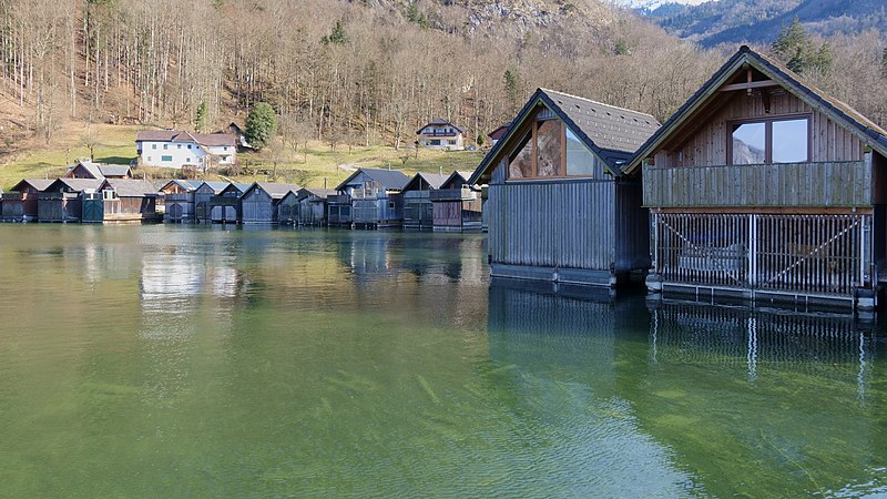 File:Rindbach Bootshäuser Ebensee am Traunsee 20210313.jpg